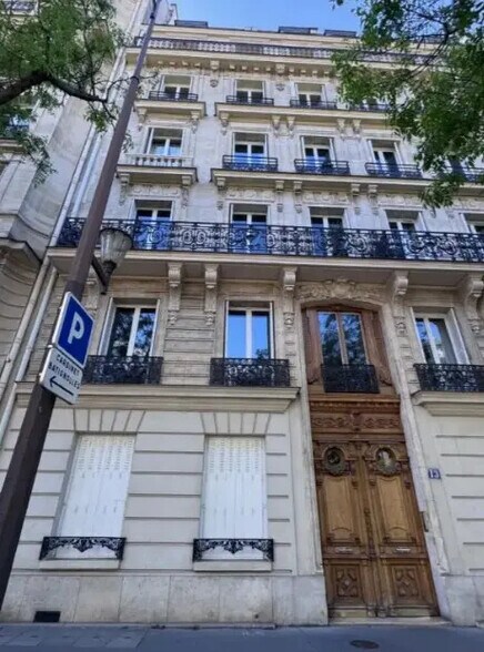 More Photos Of 47 Rue Guersant, Paris Office For Sale