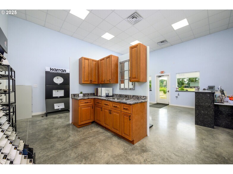 More Photos Of 161 Heritage Way, Roseburg Light Manufacturing For Sale