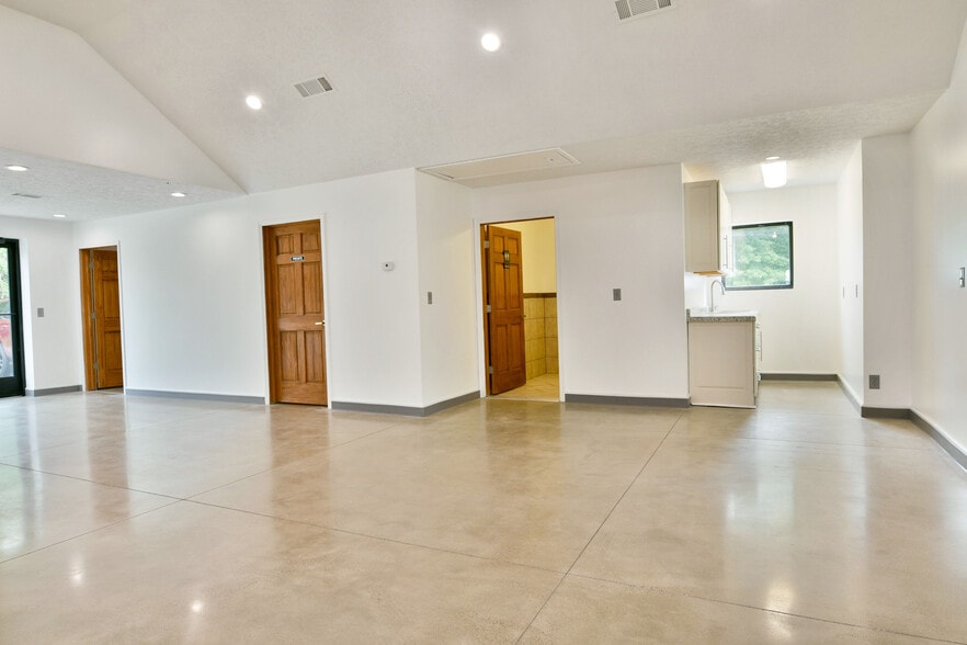 More Photos Of 3019 Parkman Rd NW, Warren Flex For Sale
