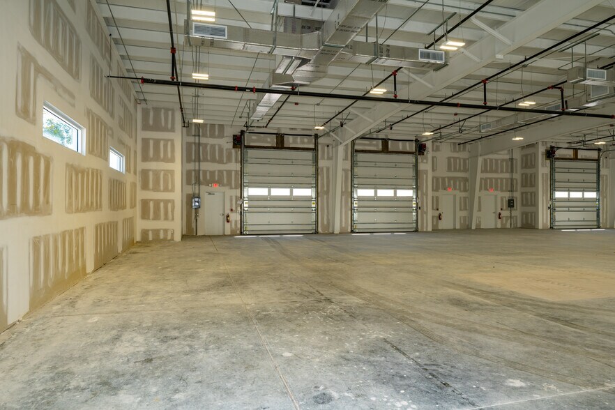 More Photos Of 16350 Innovation Ln, Fort Myers Light Distribution For Lease