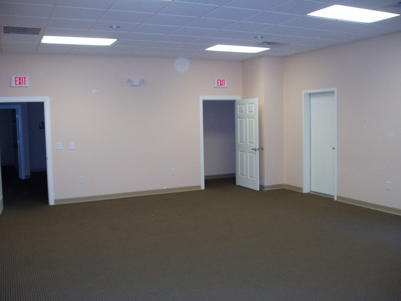 More Photos Of 609 Shipyard Blvd, Wilmington Office For Sale