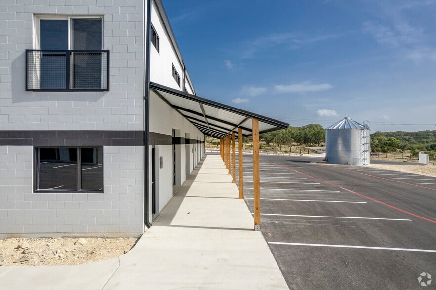 More Photos Of 529 SH 46 E, Boerne Showroom For Lease