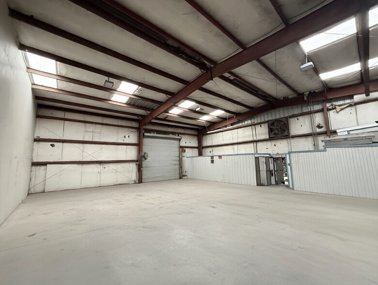 More Photos Of 12625 40th St N, Clearwater Warehouse For Lease