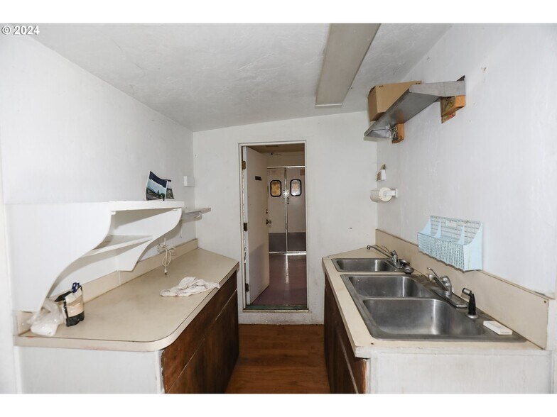 More Photos Of 501 NW Douglas Blvd, Winston General Retail For Sale