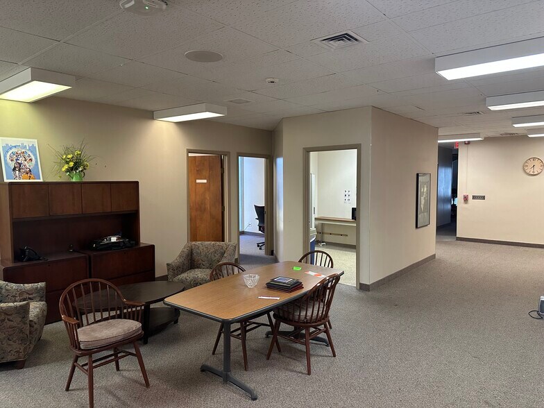 More Photos Of 606 Fayette St, Peoria Office For Sale