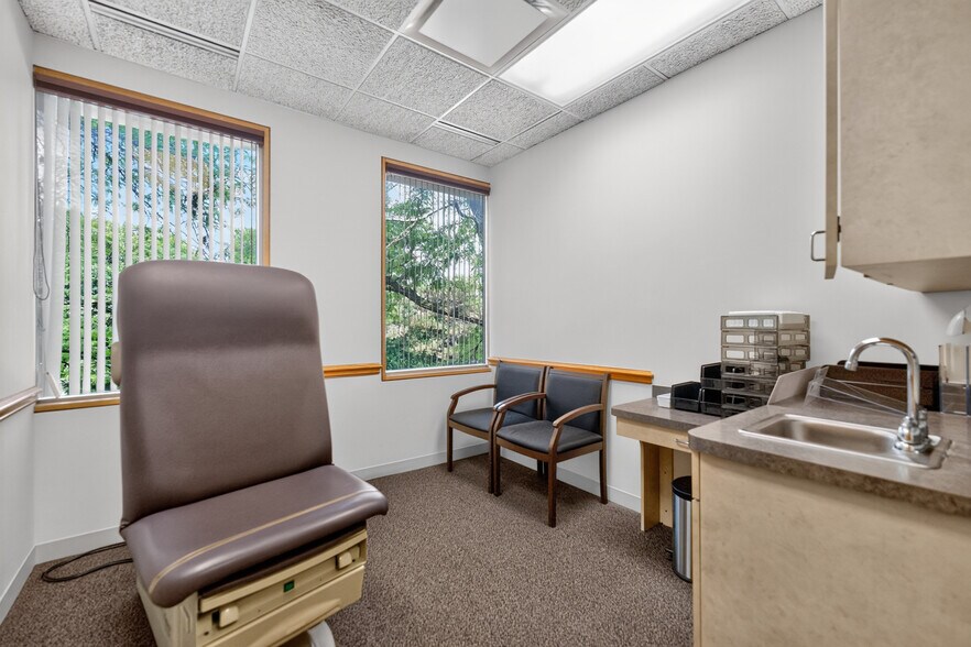 More Photos Of 290 Springfield Dr, Bloomingdale Medical For Lease