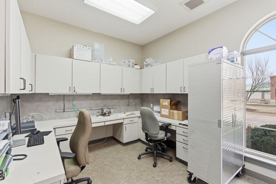 More Photos Of 2104 Chesterfield Blvd, Springfield Office For Sale