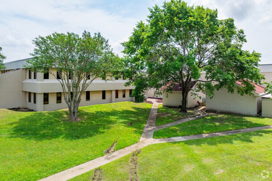 More Photos Of 1300 Blackjack St, Lockhart Distribution For Sale