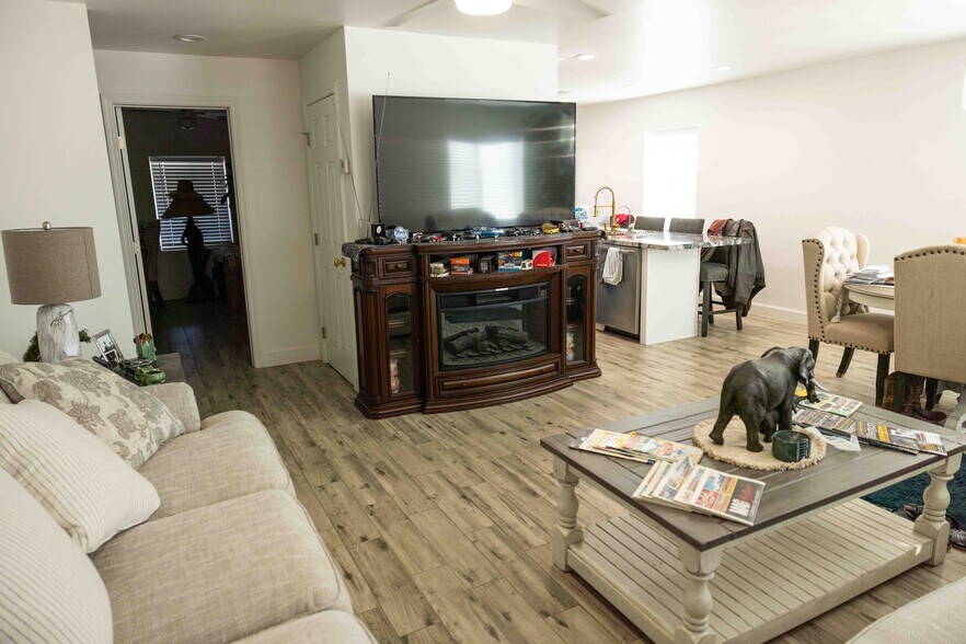 More Photos Of 5732 W Maryland Ave, Glendale Truck Terminal For Sale