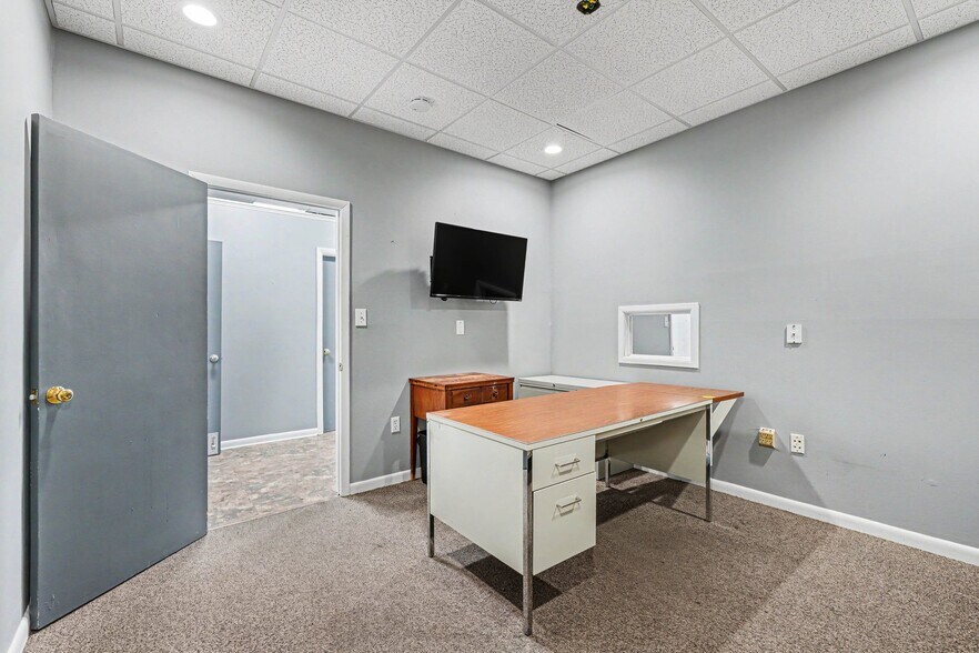 More Photos Of 2010-2012 Aurora Rd, Melbourne Service For Lease