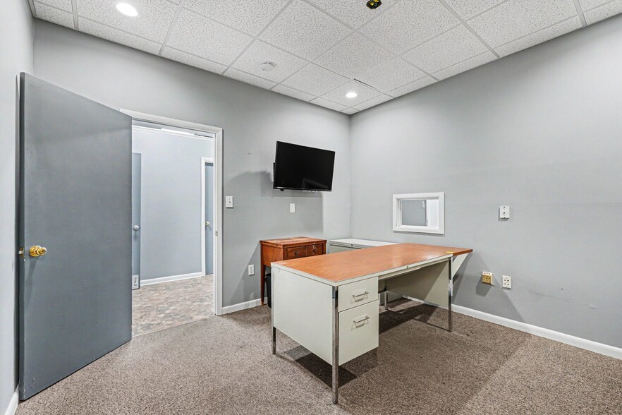 More Photos Of 2012 Aurora Rd, Melbourne Service For Lease