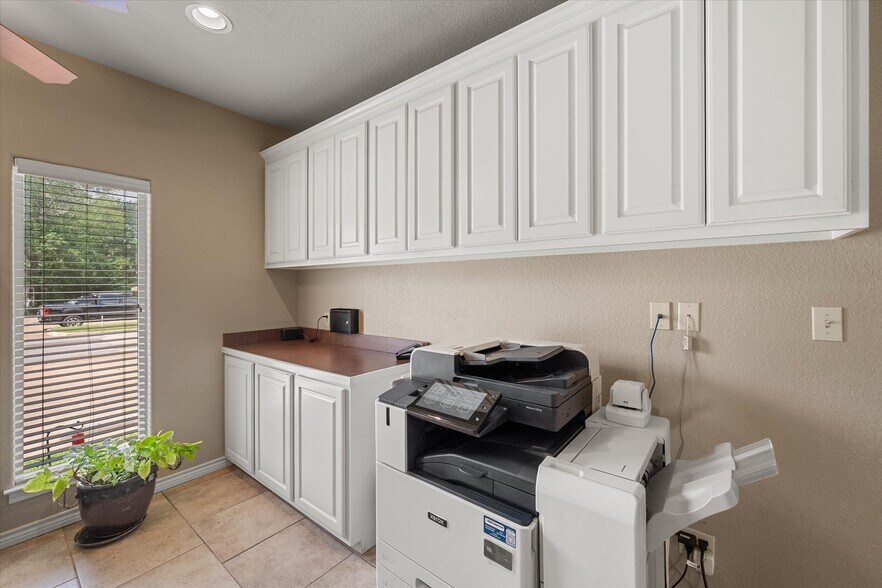 More Photos Of 2220 W 2nd Ave, Corsicana Office For Sale