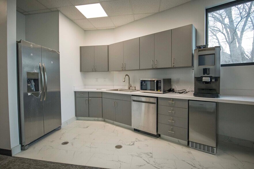 More Photos Of 3809 E 82nd St, Indianapolis Freestanding For Lease