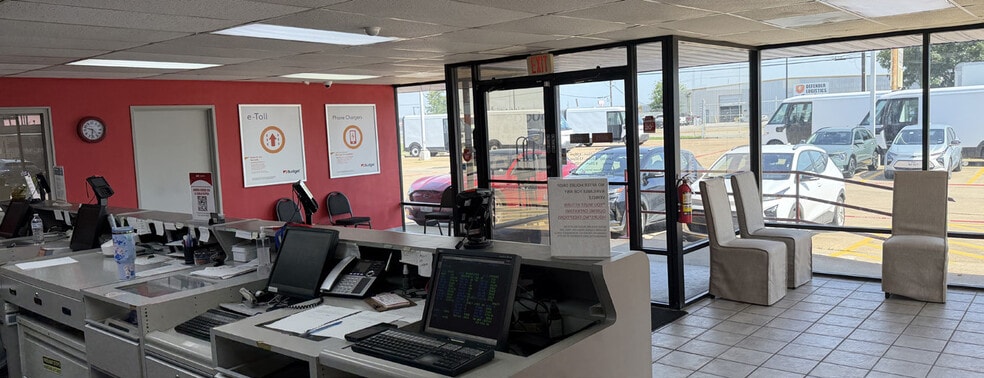 More Photos Of 3212 E Abram St, Arlington Warehouse For Lease