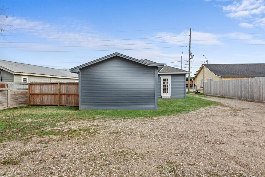 More Photos Of 119 Magnolia Blvd, Magnolia Office For Sale