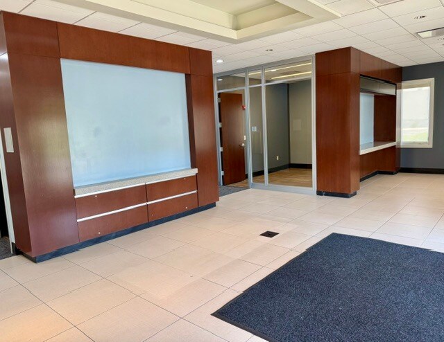 More Photos Of 4755 Statesmen Dr, Indianapolis Office For Sale