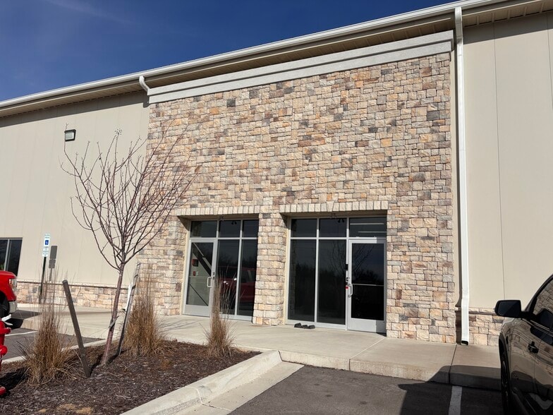 Primary Photo Of 18760 Johnson Dr, Shawnee Warehouse For Lease