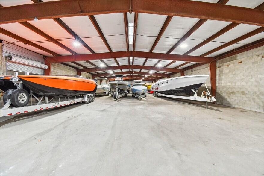 More Photos Of 13195 49th St N, Clearwater Warehouse For Lease