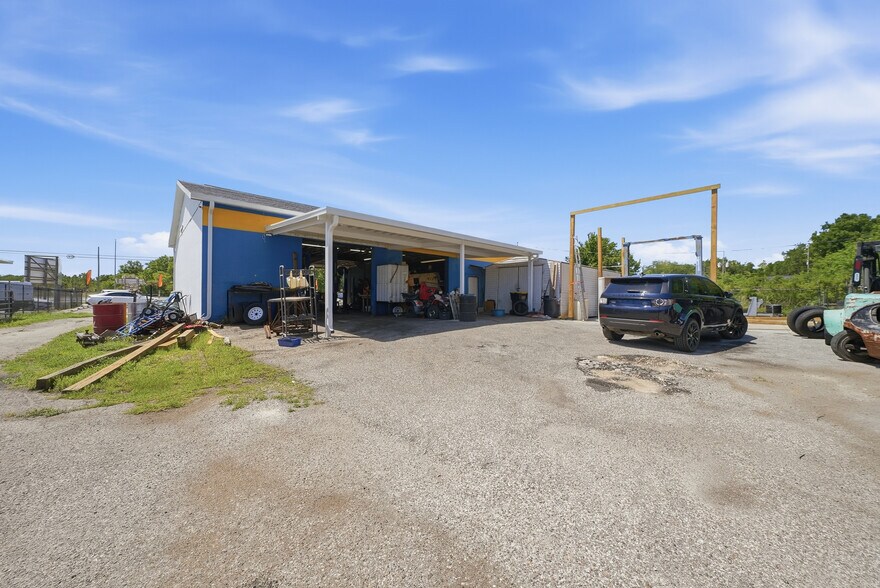 More Photos Of 17426 US Highway 19, Hudson Service For Sale