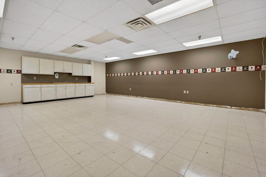 More Photos Of 1400 N Kennedy Ave, Shawnee Office For Sale