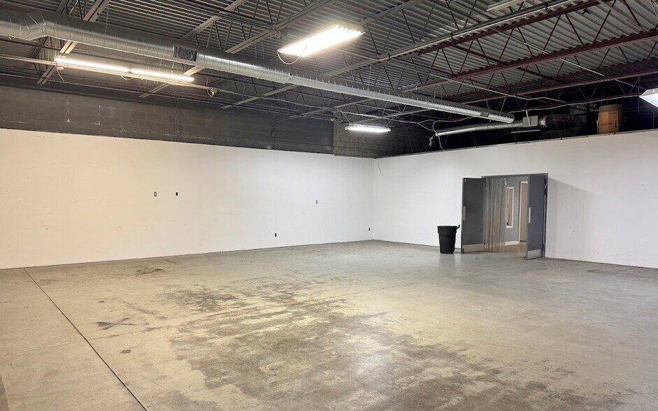 More Photos Of 4357-4359 Highland Rd, Waterford Industrial For Lease