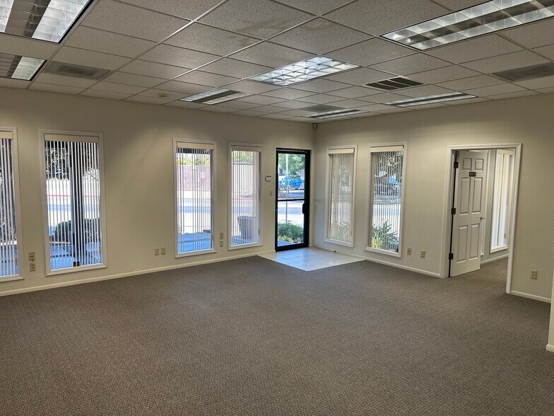 More Photos Of 825-865 S Frankwood Ave, Reedley Office For Lease