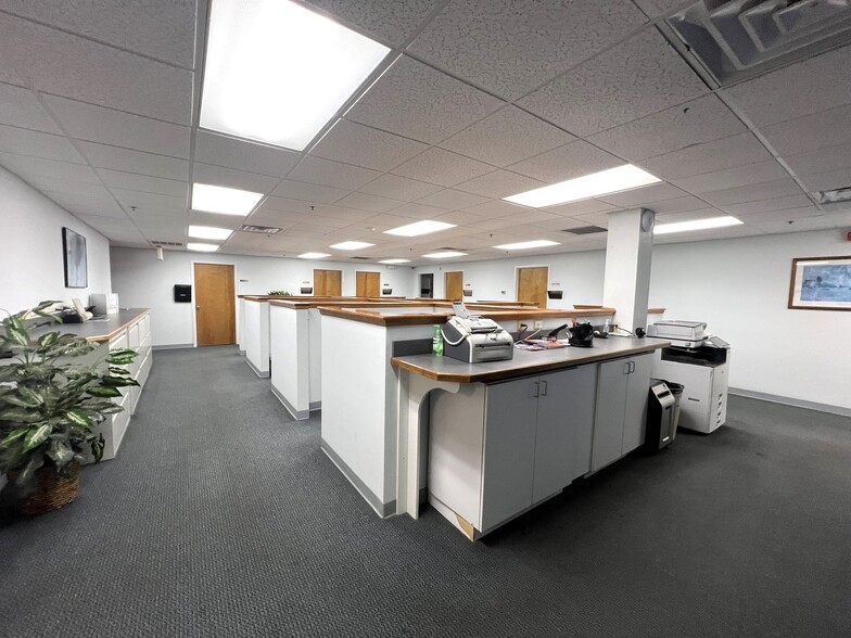 More Photos Of 2007 Gateway Blvd, Charlotte Warehouse For Lease