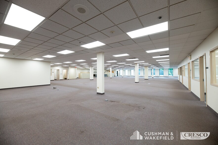 More Photos Of 11515 Alameda Dr, Strongsville Manufacturing For Lease