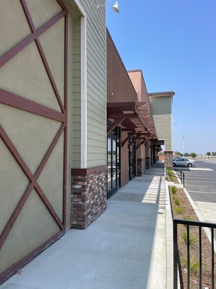 More Photos Of 8254 Mission Blvd, Jurupa Valley Unknown For Lease