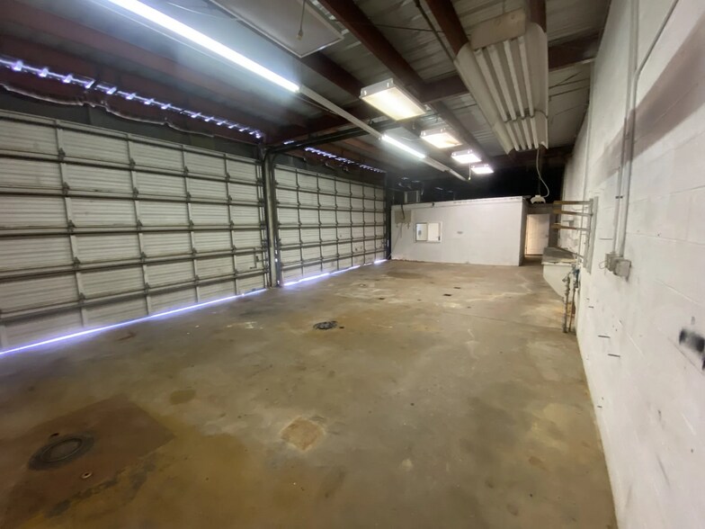 More Photos Of 33 S Alma School Rd, Mesa Auto Repair For Lease