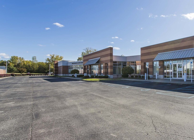 More Photos Of 900 Spring St, Jeffersonville Medical For Lease