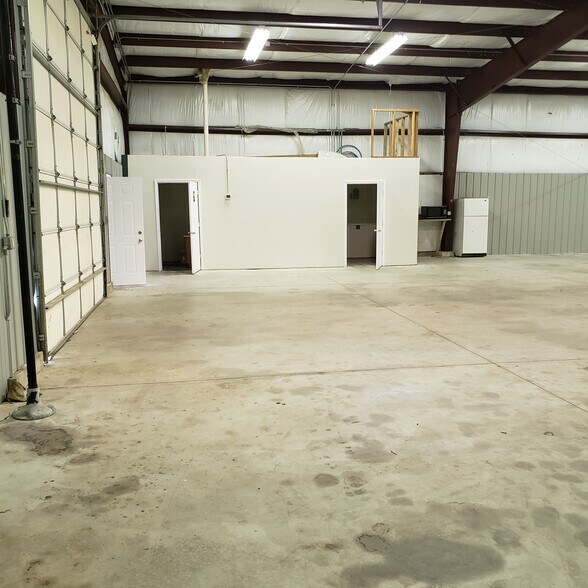 More Photos Of 1906 Industrial Park Rd, Rock Falls Industrial For Lease