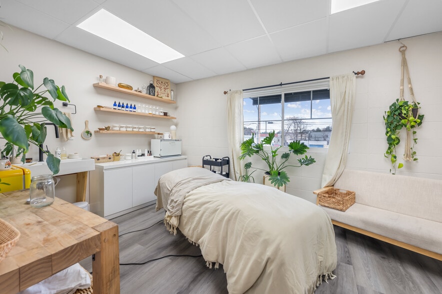 More Photos Of 104-108 W 31st St, Garden City Light Manufacturing For Sale