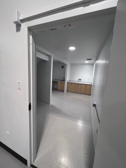 More Photos Of 811 S Santa Rita Ave, Tucson Warehouse For Lease