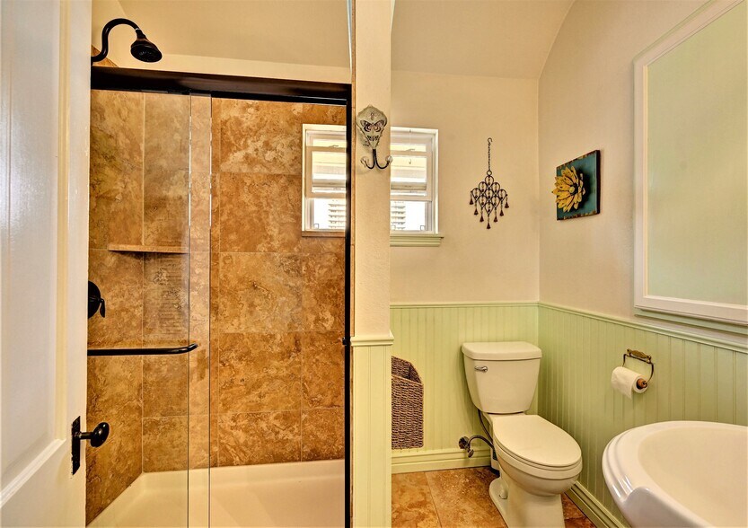 More Photos Of 913 Corona St, Denver Storefront For Sale