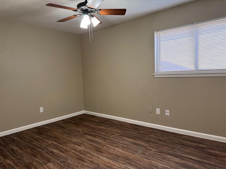 More Photos Of 8607 Bart Ln, Houston Apartments For Sale