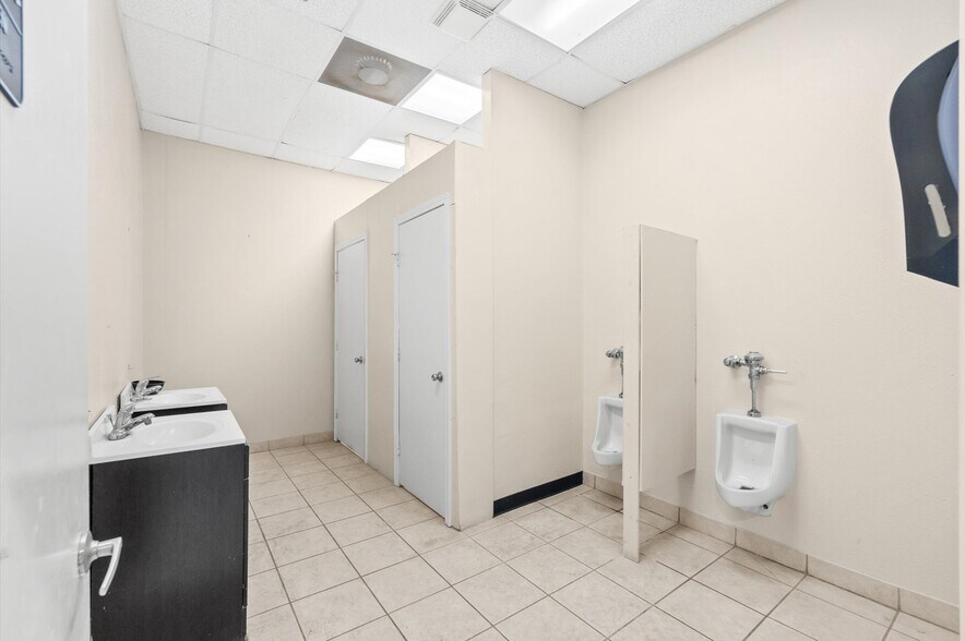 More Photos Of 3115 Fry Rd, Katy Warehouse For Lease