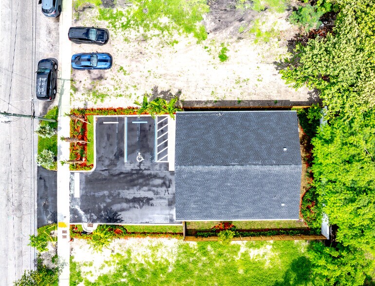 More Photos Of 654 NW 22nd Rd, Fort Lauderdale Light Distribution For Sale