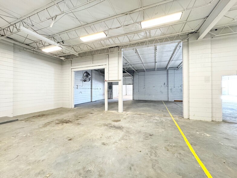 More Photos Of 3160 N 46th Ave, Saint Petersburg Warehouse For Sale
