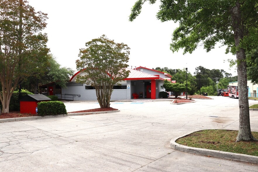 More Photos Of 8232 Market St, Wilmington Freestanding For Sale