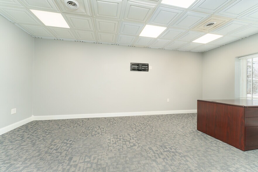 More Photos Of 315 W North St, Brighton Medical For Lease