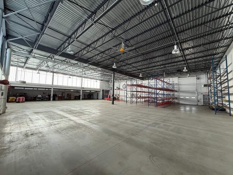 More Photos Of 211 Sylvania Ave, Toledo Manufacturing For Lease