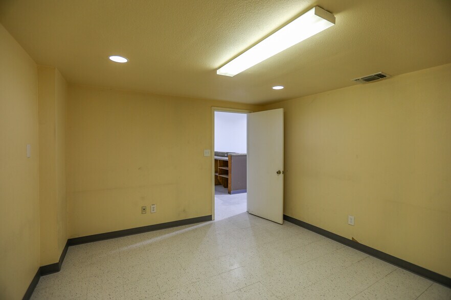 More Photos Of 4727-4751 Center Park Blvd, San Antonio Manufacturing For Lease