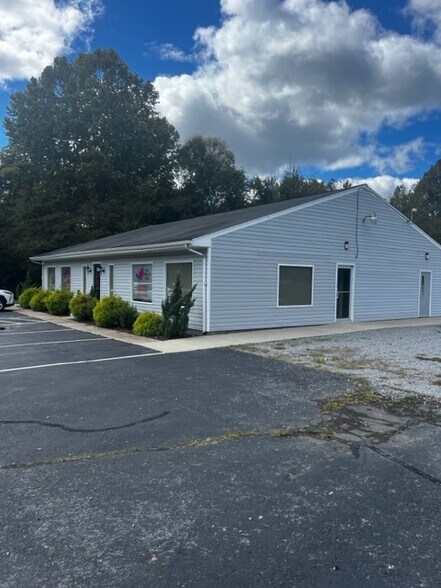 More Photos Of 1226 S Main St, Emporia Freestanding For Sale
