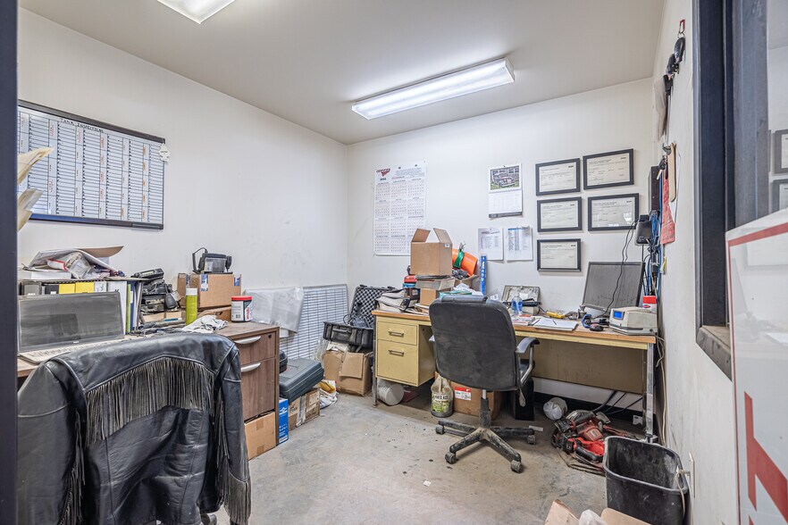 More Photos Of 6006 53 Av, Lloydminster Warehouse For Sale