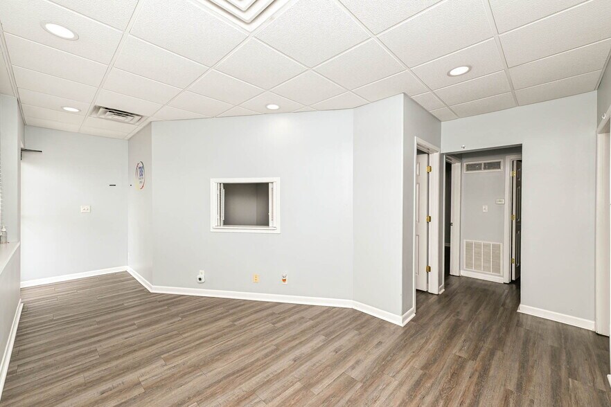 More Photos Of 3455 Shelby St, Indianapolis Office For Sale
