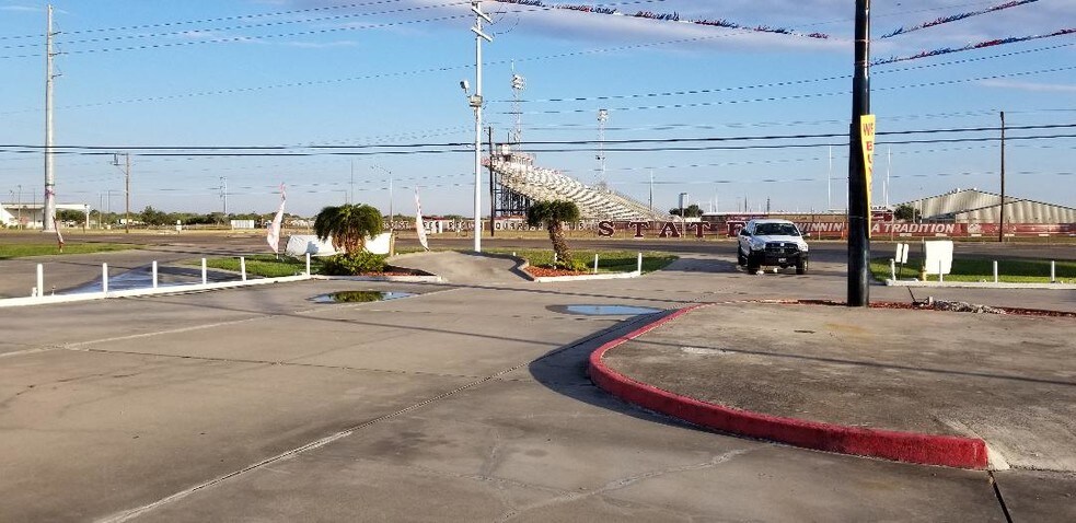 More Photos Of 13933 Northwest Blvd, Corpus Christi Auto Dealership For Lease