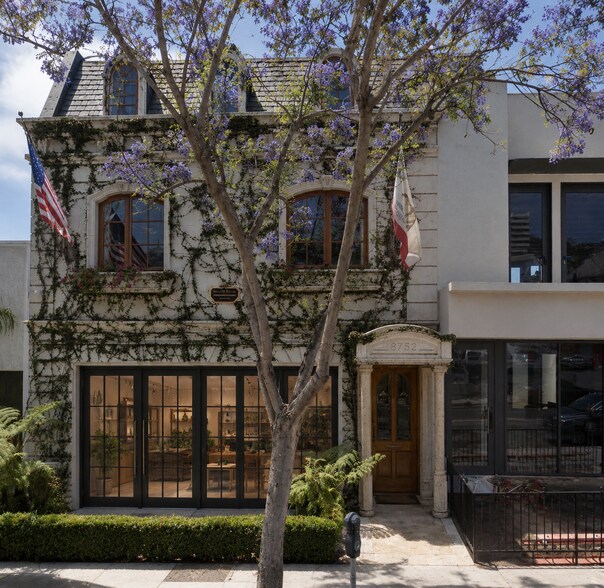 Primary Photo Of 8752 Holloway Dr, West Hollywood Loft Creative Space For Lease