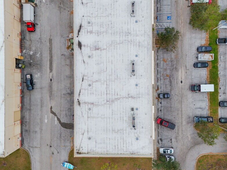 More Photos Of 787 Commerce Dr, Venice Warehouse For Lease