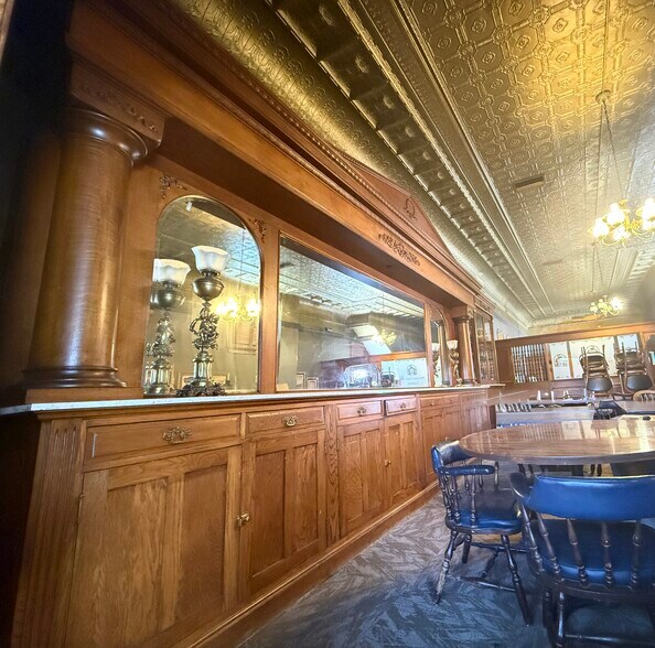 More Photos Of 101 N 2nd St, Vincennes Flex For Sale